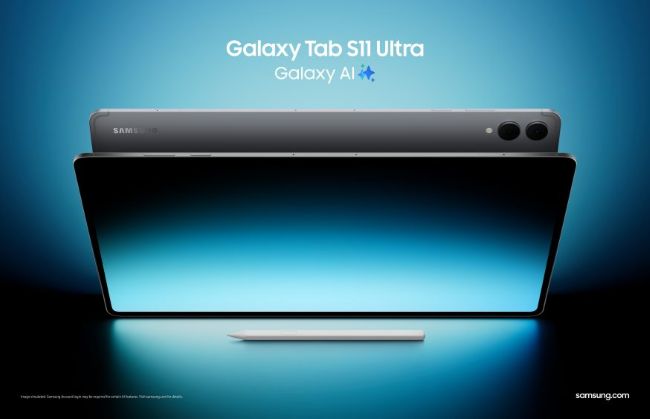 Halvöppen galaxy-surfplatta med vit penna framför, mot blå bakgrund.