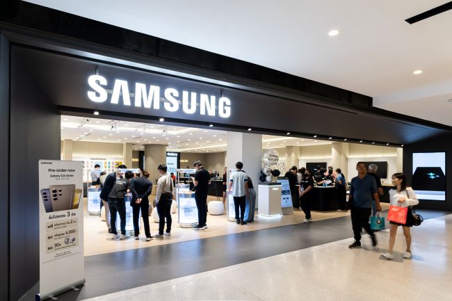 Samsung-butik med folks som strosar inne och utanför.